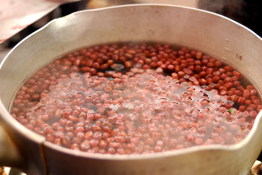 Put the washed red beans in a pan, add 600 ml of water and heat it.