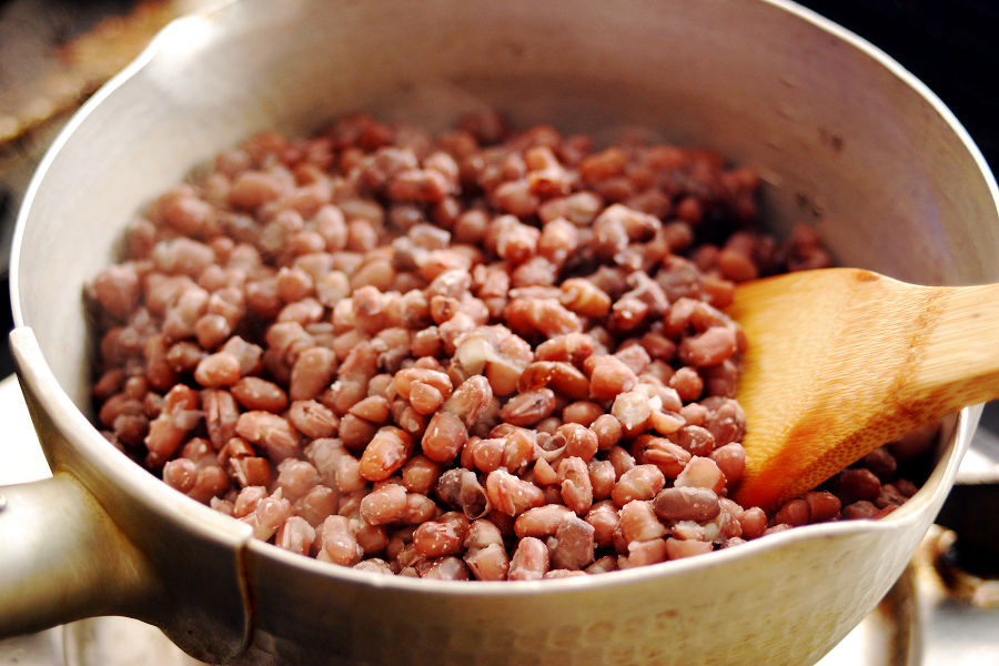 Put the red beans back in the pan, add 600 ml of water and heat it for 30 minutes.