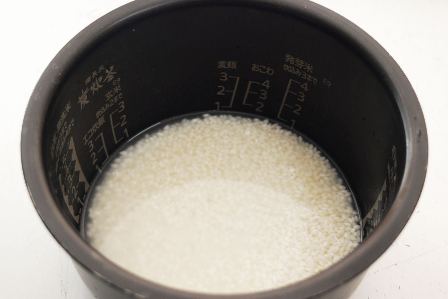Add 200 ml of water to 1 go glutinous rice and cook with a rice cooker.