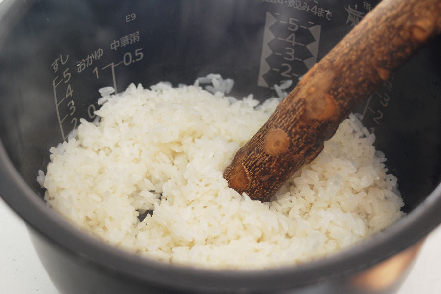 After glutinous rice is cooked, crush the rice with a pestle, etc.