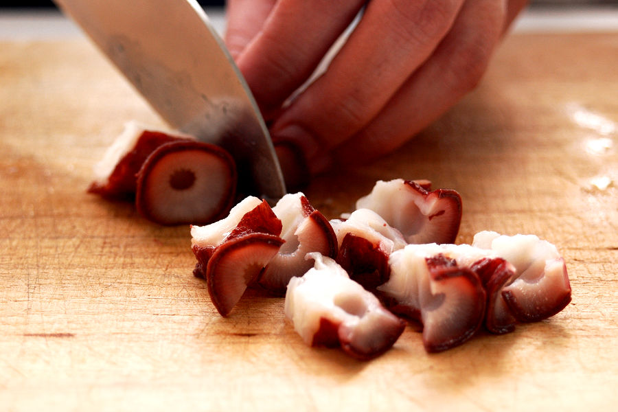 Cut the octopus, about 2 grams per takoyaki.