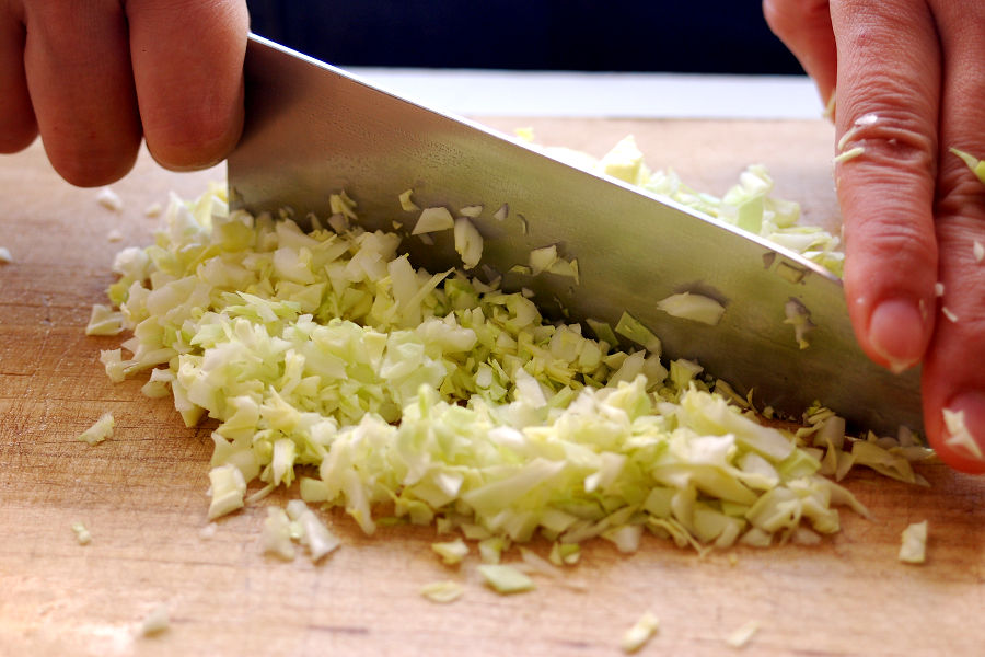 Chop the cabbage finely.