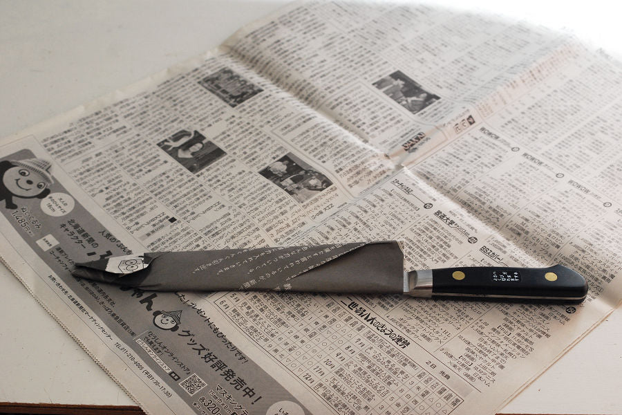 When wrapping the entire kitchen knife, use three sheets of newspaper.