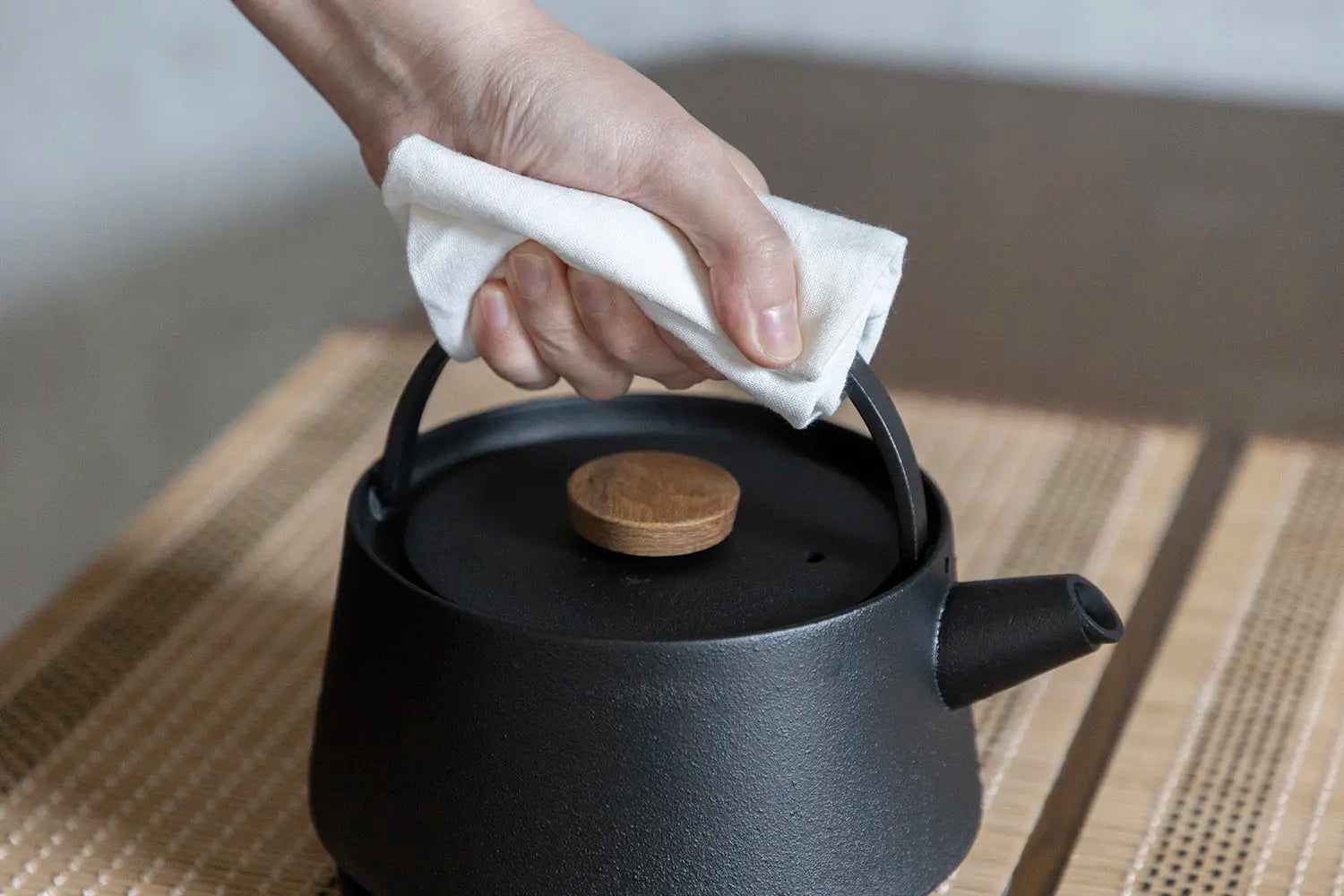 Holding an iron kettle with a sarashi