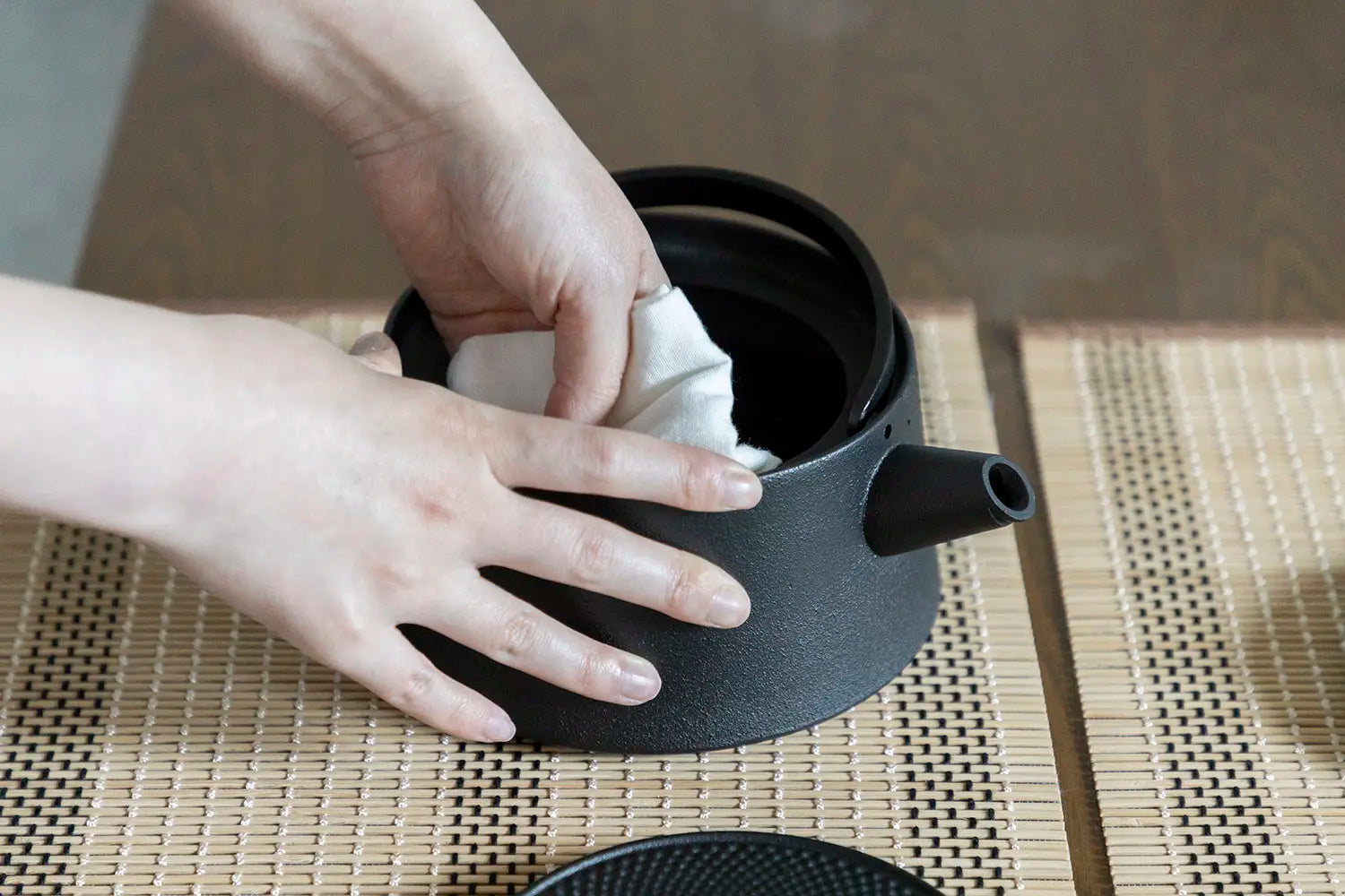 Wiping an iron kettle with a sarashi