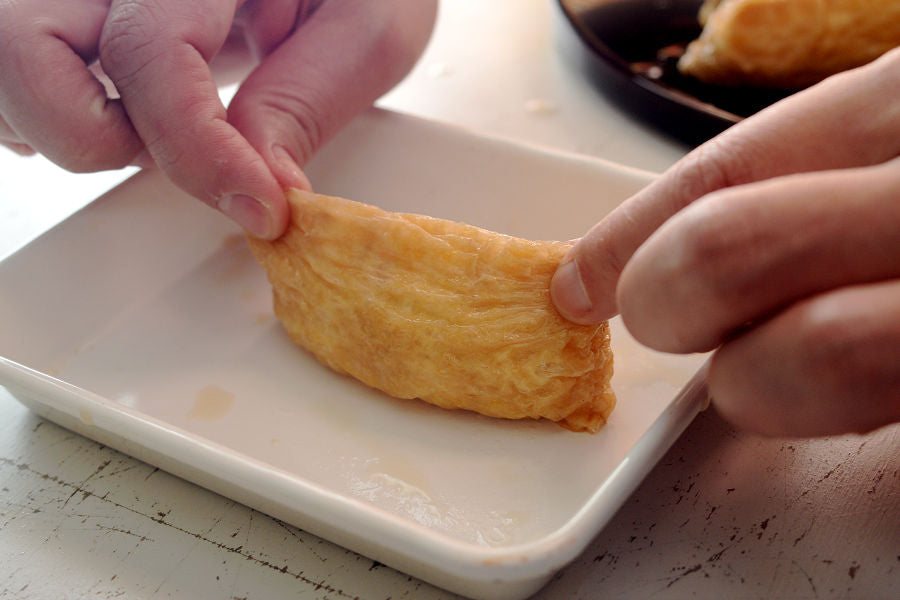 Fold the end of aburaage pockets and close it. Adjust the shape by making a nice rectangle shape. You can now enjoy the beautifully looking inari sushi! 