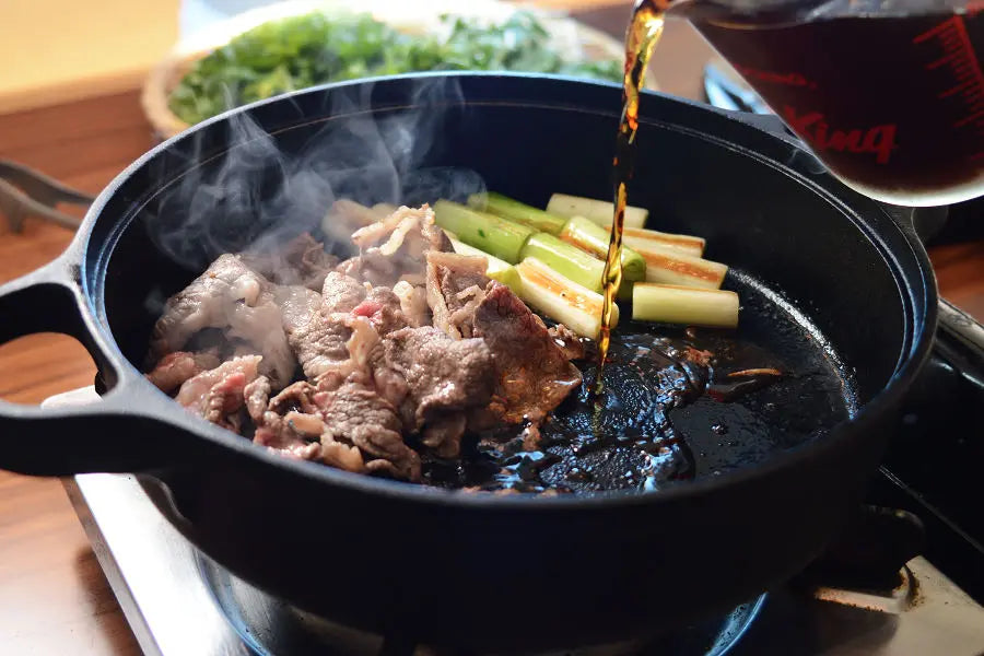 肉に焼き目がついたら鍋に割り下を加え、中火～強火にします。