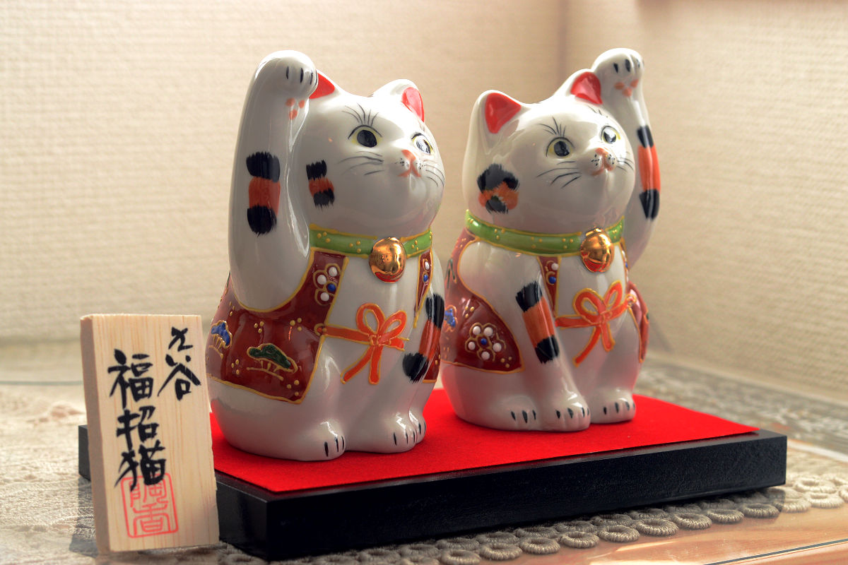 There are many kinds of maneki-neko in a variety of colors or posing, and also having different kinds of tools in a hand. 