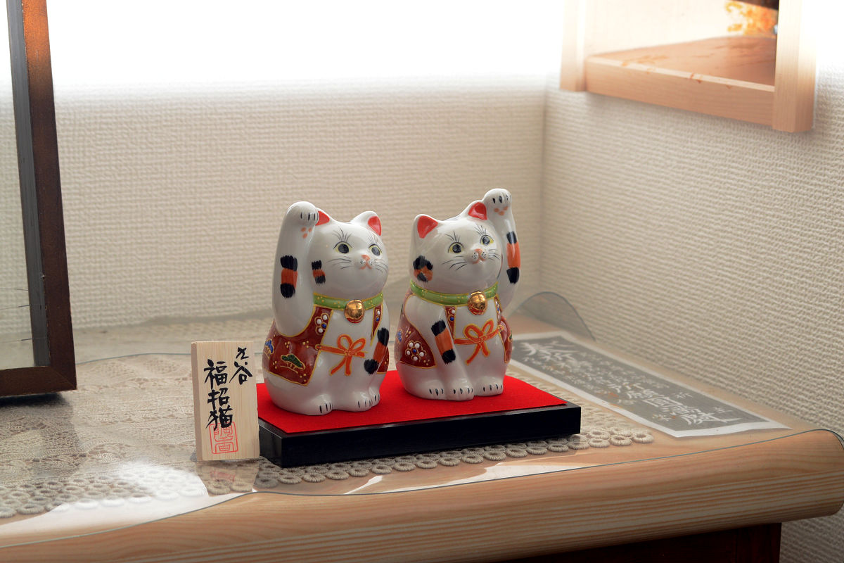 Maneki-neko is usually displayed at the entrance where people come and go, but if you want to display it at home, you can put it in some places where family often gathers or where it is easy to see, such as the living room.