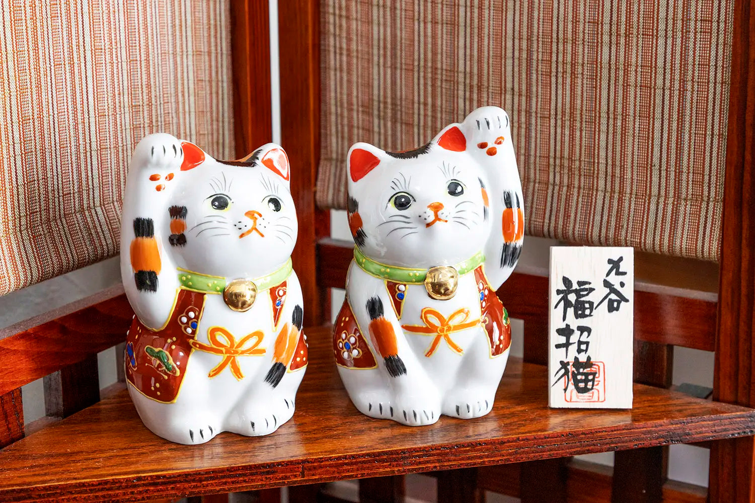 Maneki-neko beckoning cat