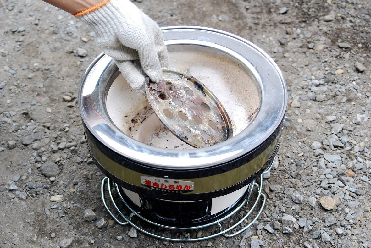 Put a bottom pan and charcoal in Shichirin and fully open the air vent.