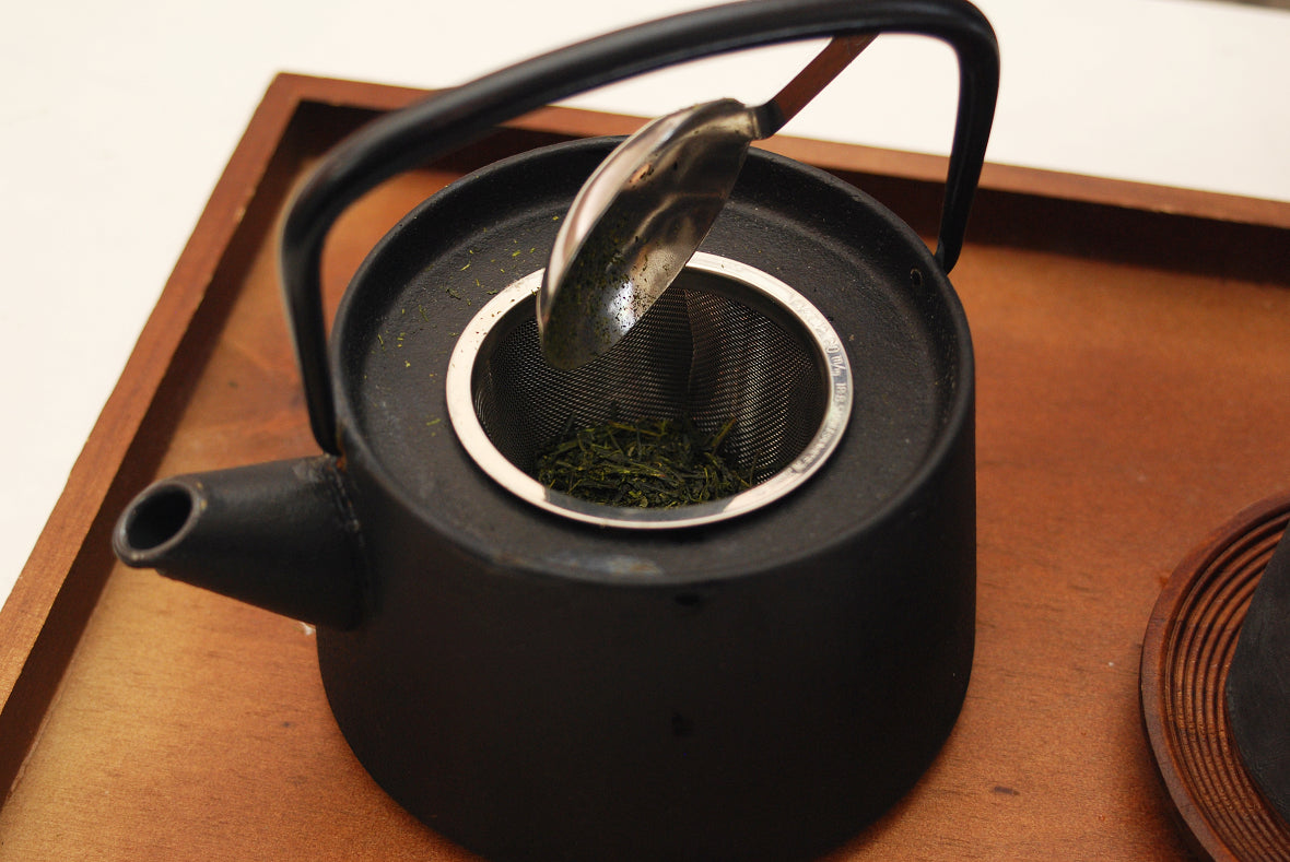 Place a tea strainer in the Kyusu teapot and add tea leaf.