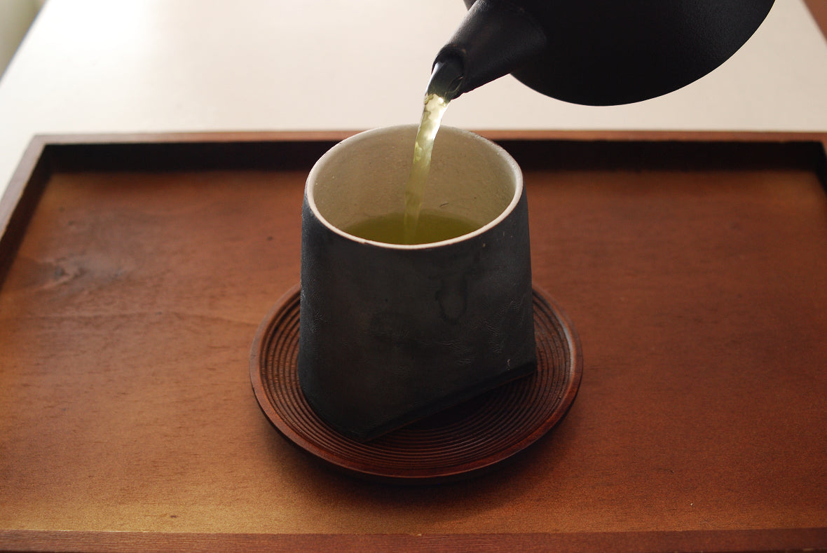 Once pouring hot water in the Kyusu teapot, put the lid and wait for a minute to steam the tea.