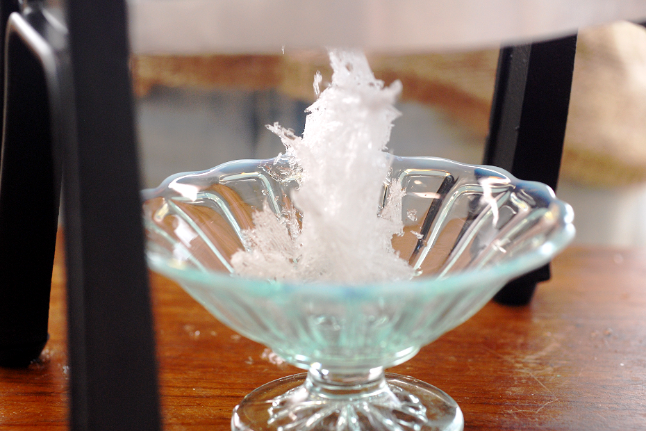 Glass bowls are recommended to put shaved ice as they give cool sensation.