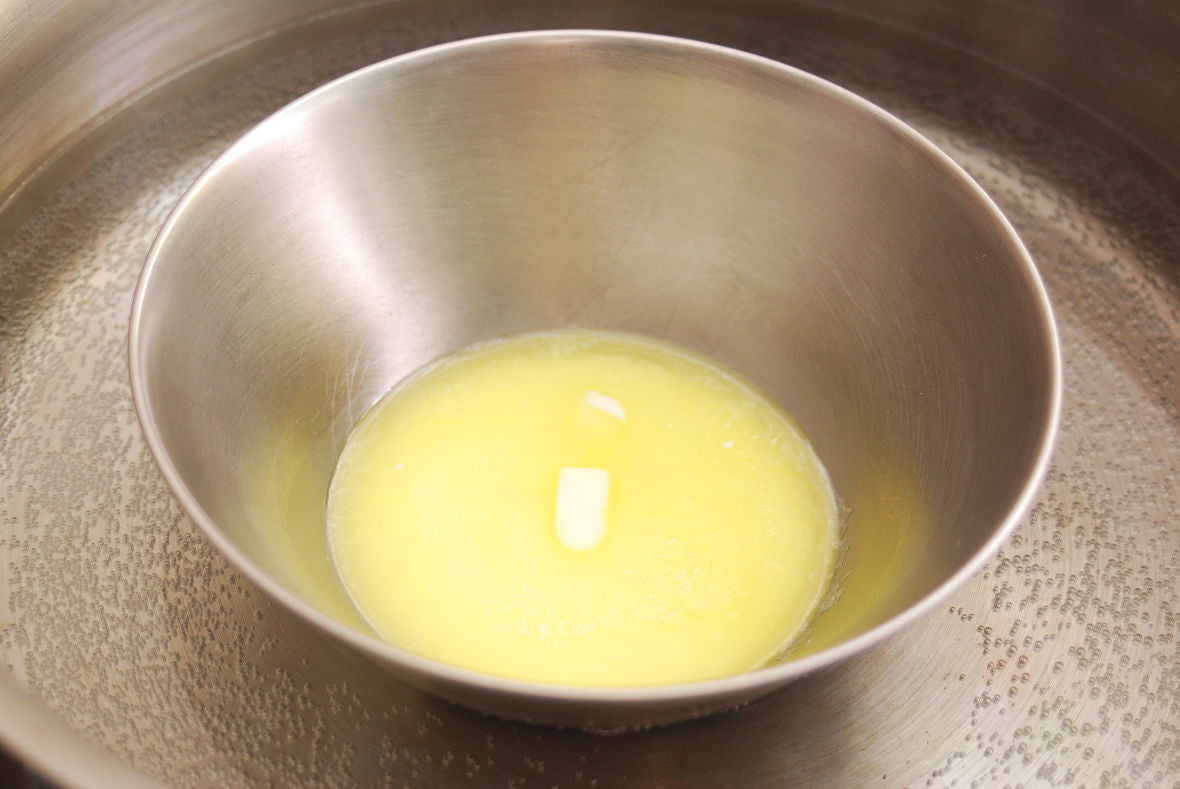 Take the egg mixture out of the bowl and mix with butter and milk in another bowl soaked in hot water.