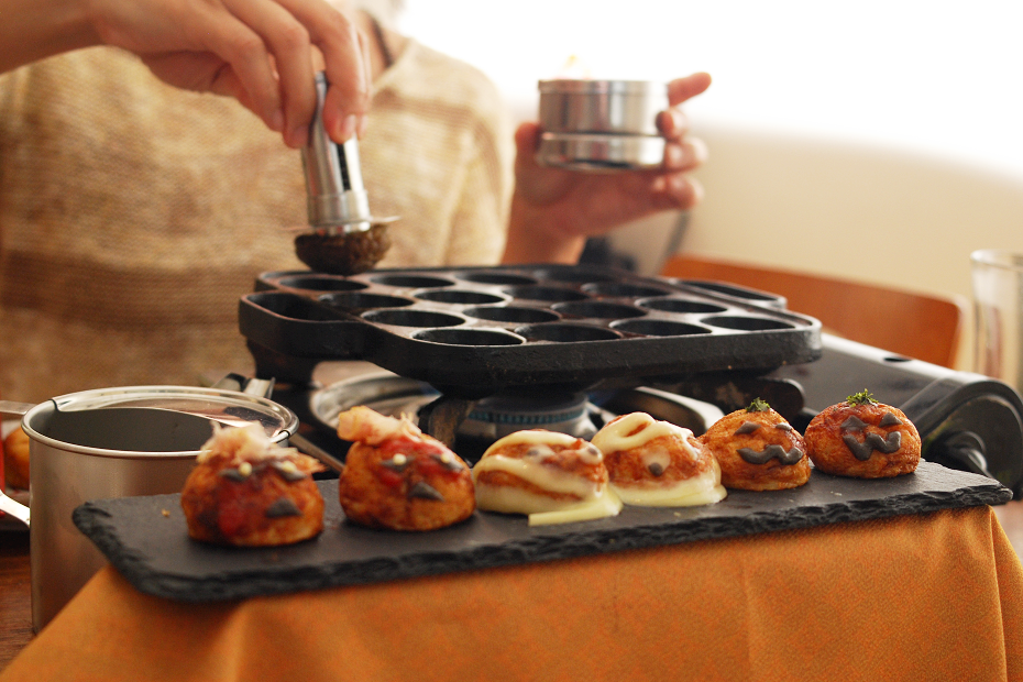 Pre-heat the Takoyaki pan and apply enough amount of oil.