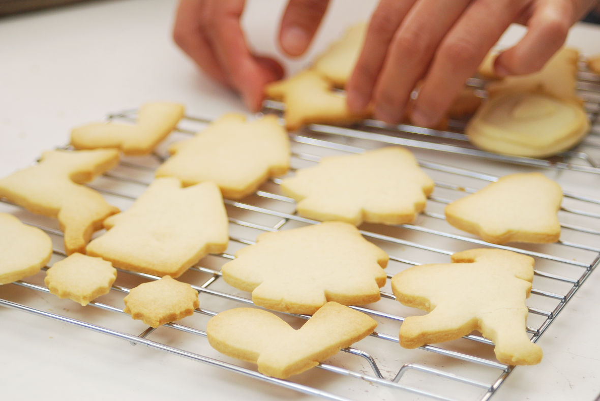 When the cookies get baked, cool them on the grill net.