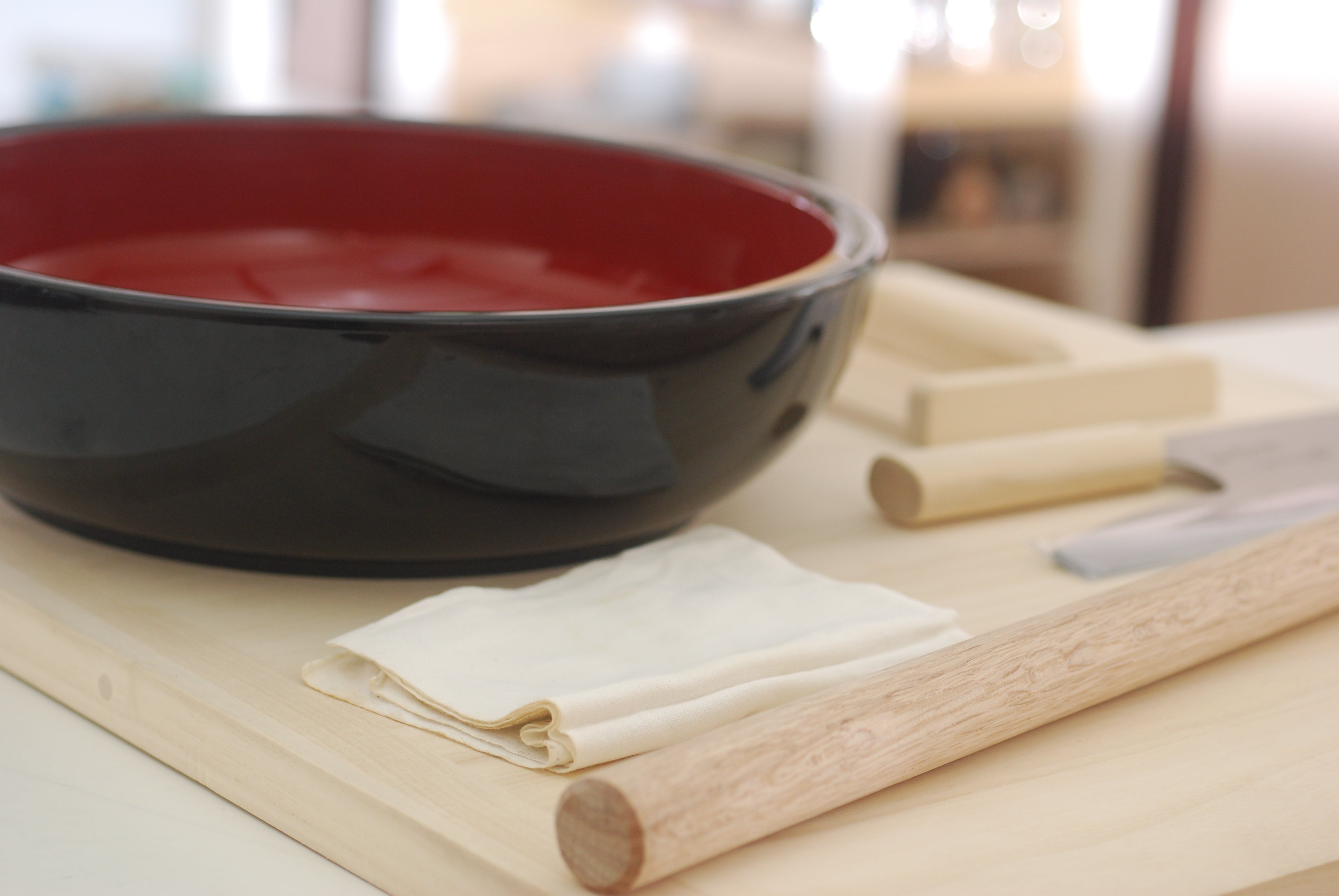 To do this efficiently and at professional level, you need 5 tools: Konebachi, Mendai, Menbo, Komaita and Sobakiri Knife.