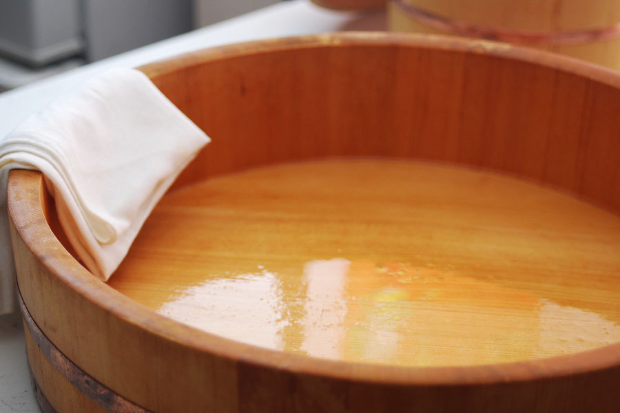 Before each use, fill the container with full of water to let the wood absorb it quickly.