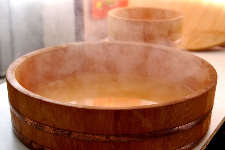 In case strong food smells transfer to the wood, leave the hot water inside with vinegar until it gets cool spontaneously.