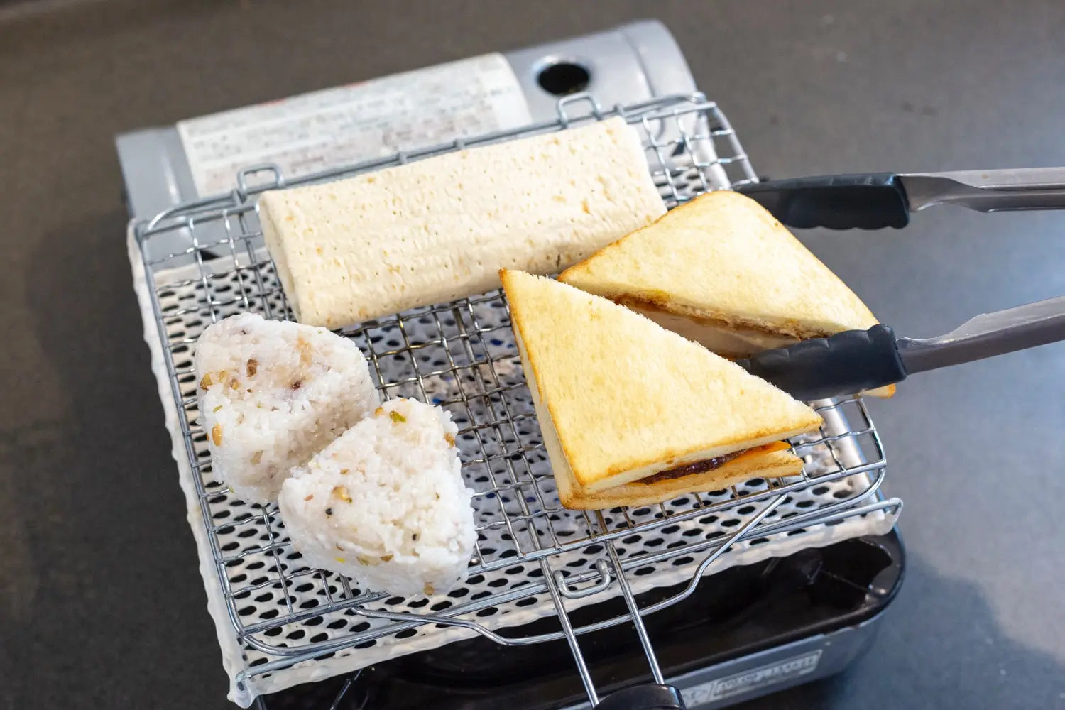 Mannen Grill Mesh with onigiri, sandwich, and burrito.