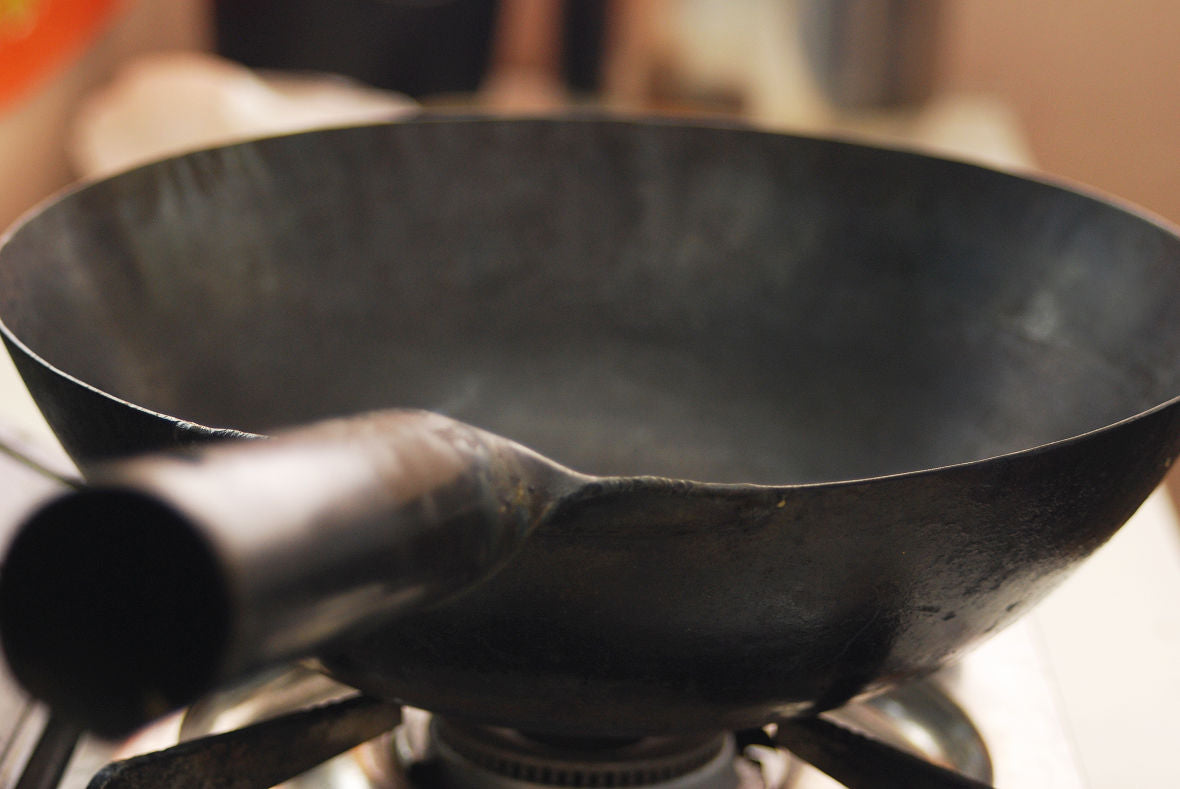 Yamada Kogyosho is the only manufacturer of iron pans applying the hammering method in Japan.