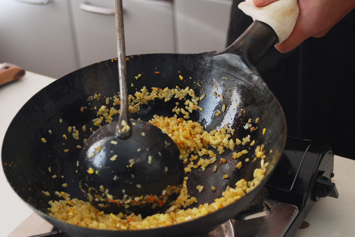 The most distinctive feature of Yamada woks is that the thickness of iron varies depending on the part. The bottom is about 1 mm thick, the rim is about 1.2 mm, and the part in between is about 0.5 mm thick. This leads to efficient heat conductivity and makes excessive water evaporate so that the flavor is more condensed and savory.