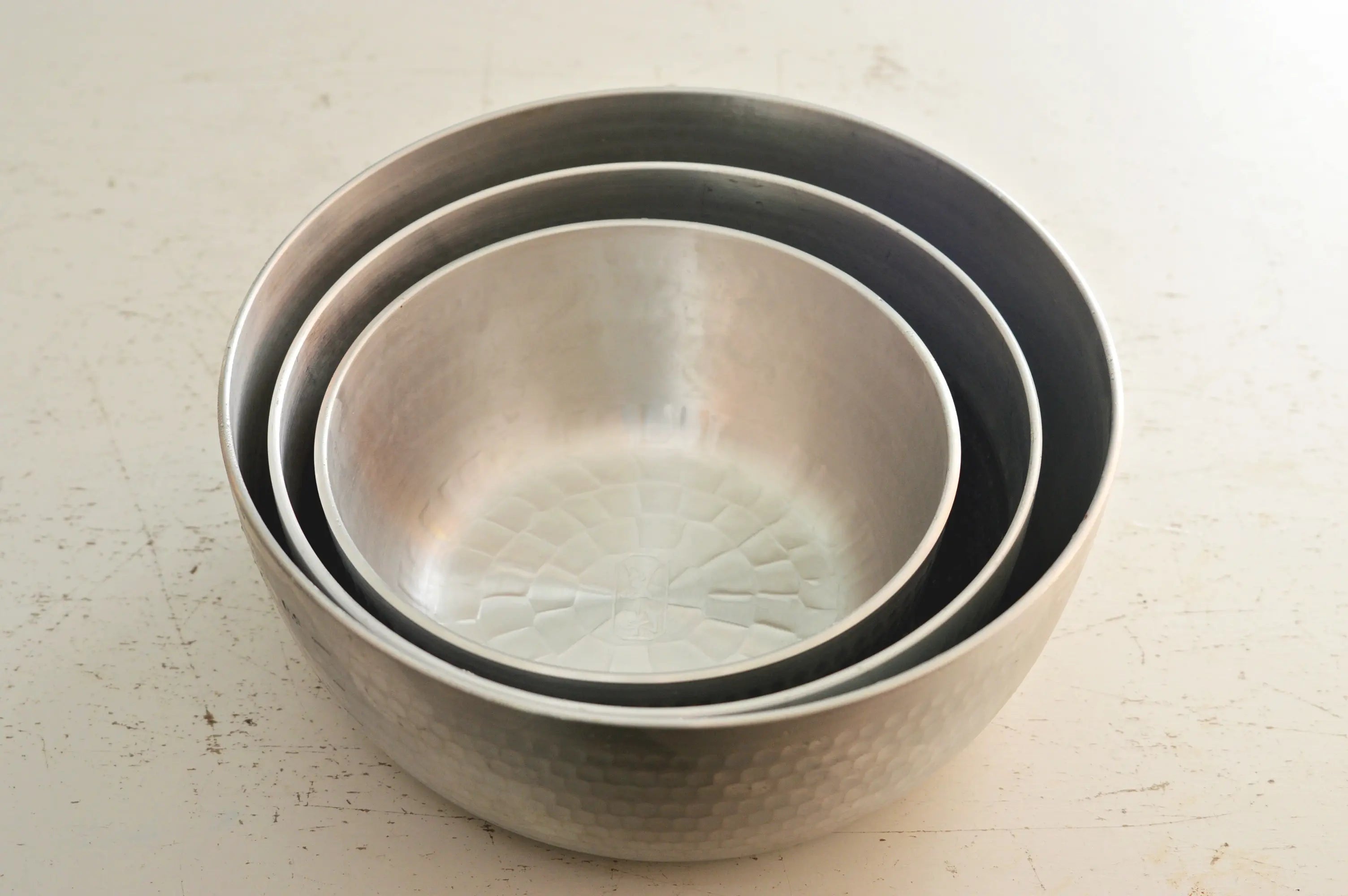 https://cdn.shopify.com/s/files/1/1610/3863/files/Nakao_Aluminium_Hammered_Yattoko_Pot_5.webp?v=1678064811