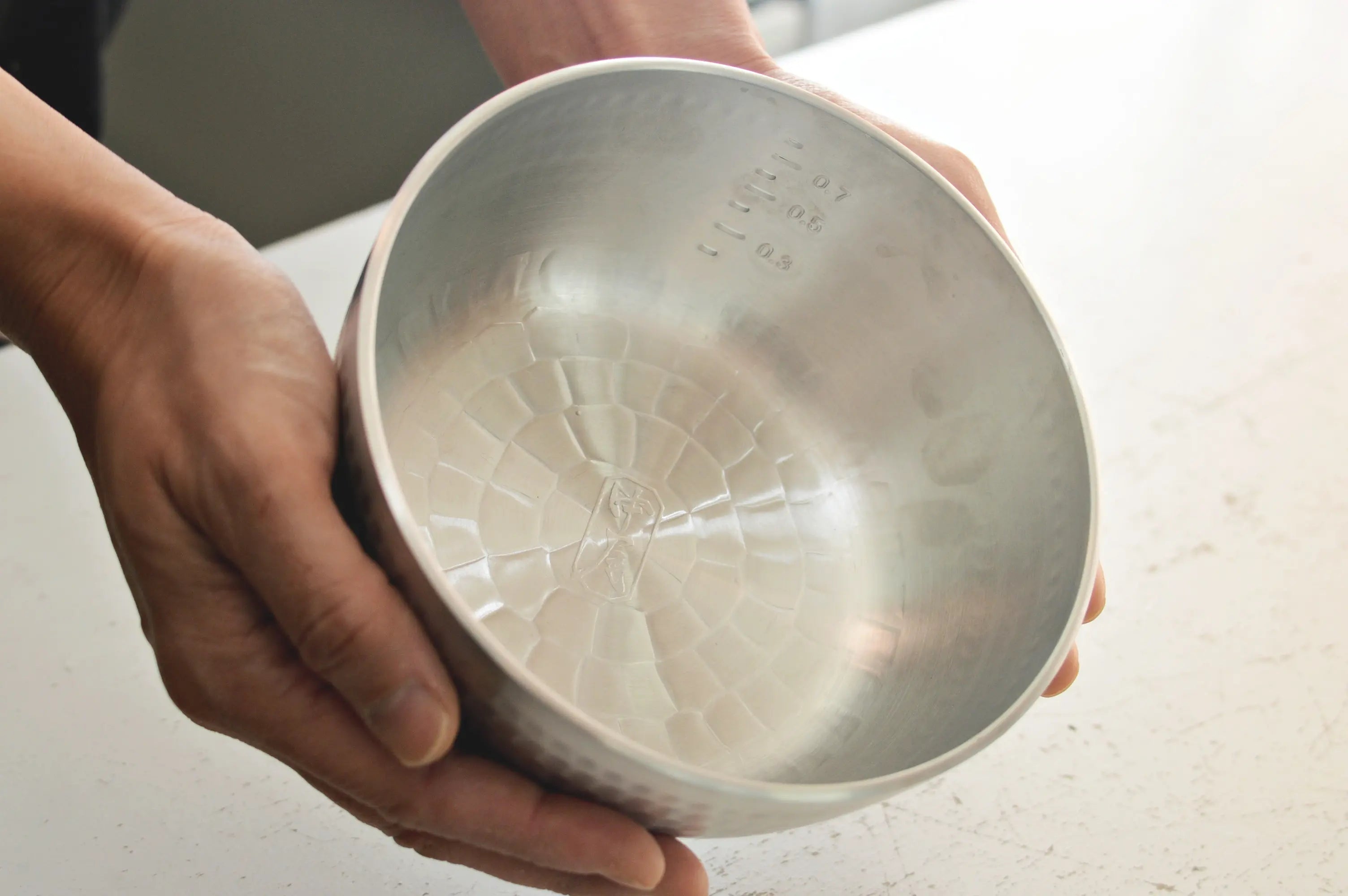 Yattoko pots come in different materials, such as aluminium or stainless steel. In either case, wash them gently with a soft sponge and dish soap after each use, and then dry them thoroughly.