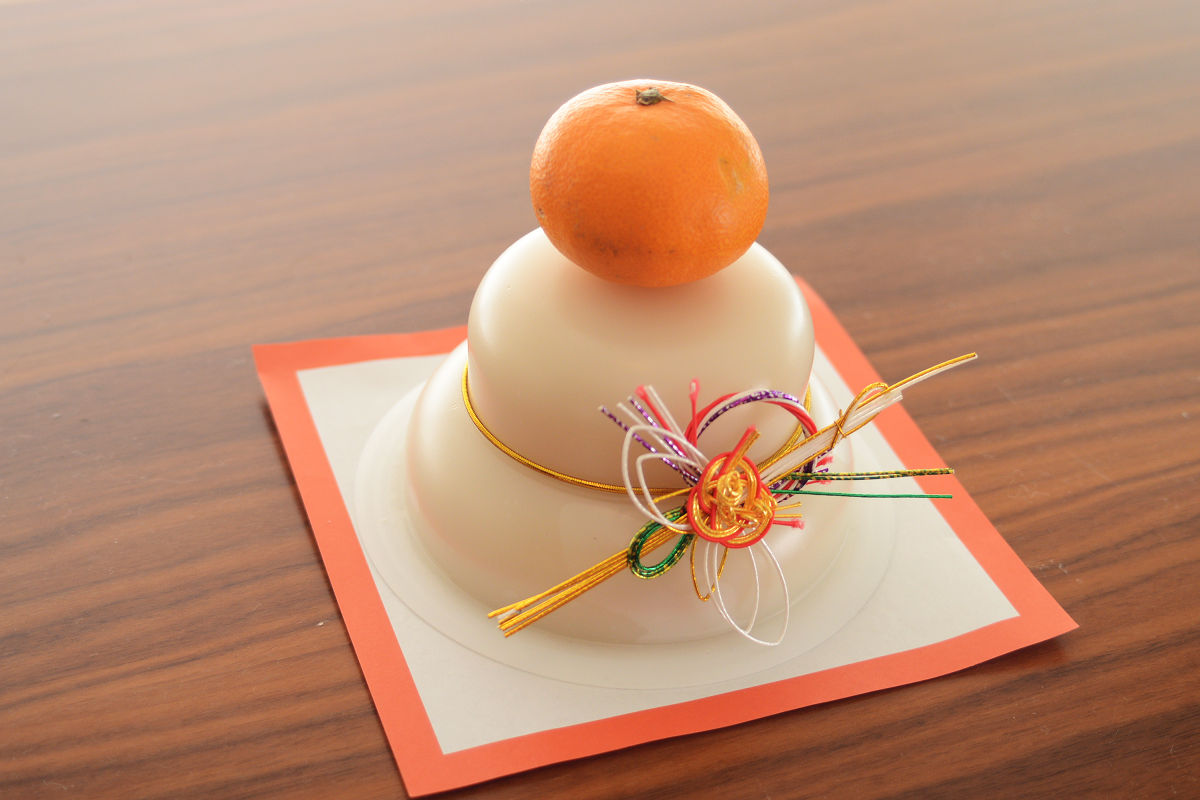 Kagami-mochi is a New Year decoration dedicated to the Japanese gods based on Japanese mythology. It is an offering to express gratitude to the god of grain and to pray for a good harvest and is also used to worship Toshigami-sama, the god of Shinto.