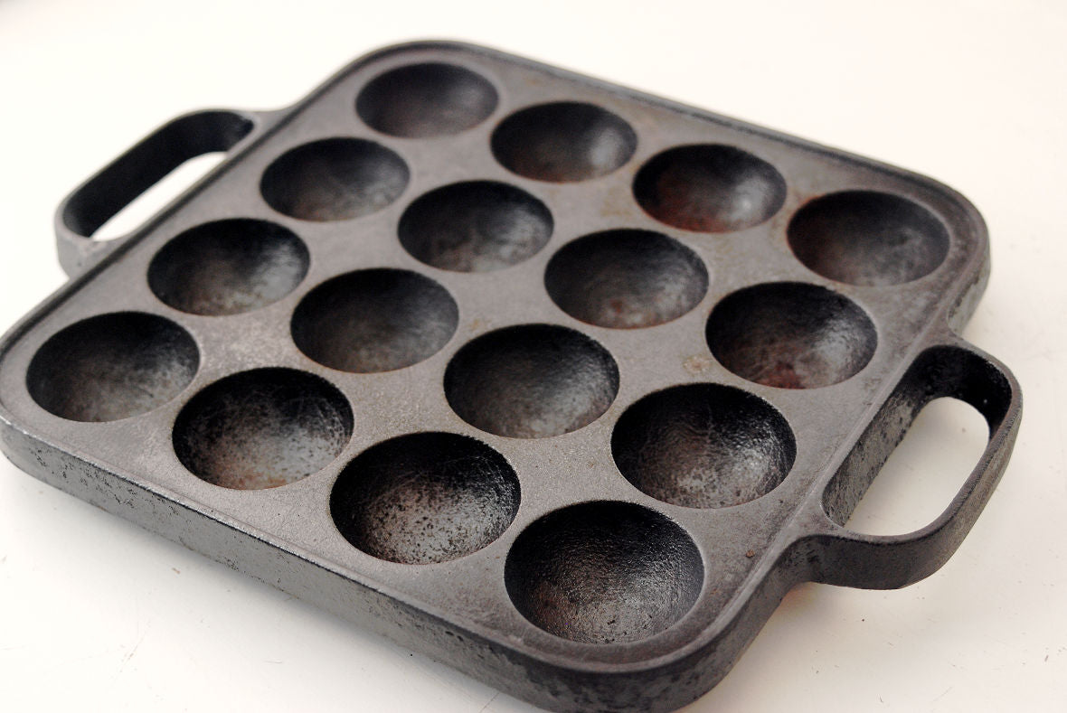 Cast iron Takoyaki pans are recommended for cooking ajillo.