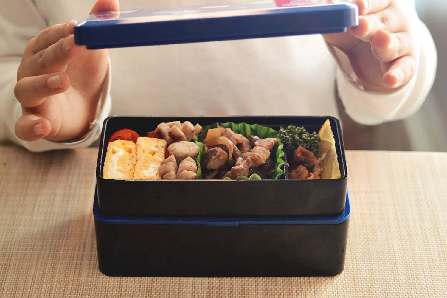 During this season when many people start a new school or a new job, the demand for Bento lunch boxes increases. Would you like a new Bento box for the beginning of the new chapter as well?