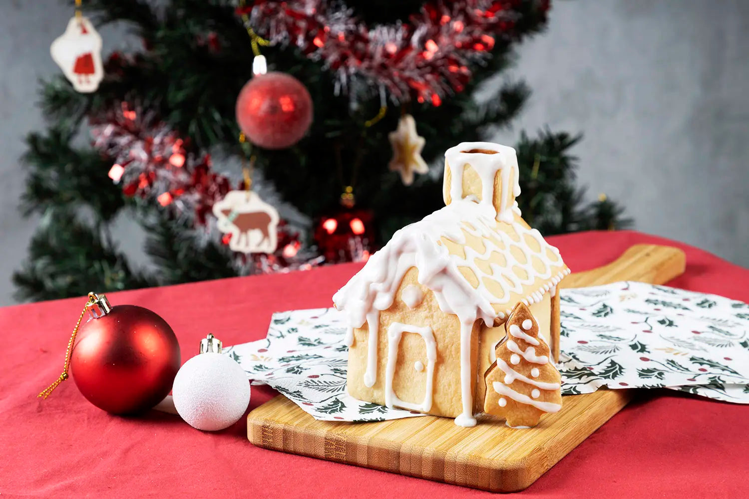 https://cdn.shopify.com/s/files/1/1610/3863/files/TIGERCROWN_Cake_Land_Stainless_Steel_Cookie_Cutter_3D_House_7pcs_HG8A6672.webp?v=1701068126