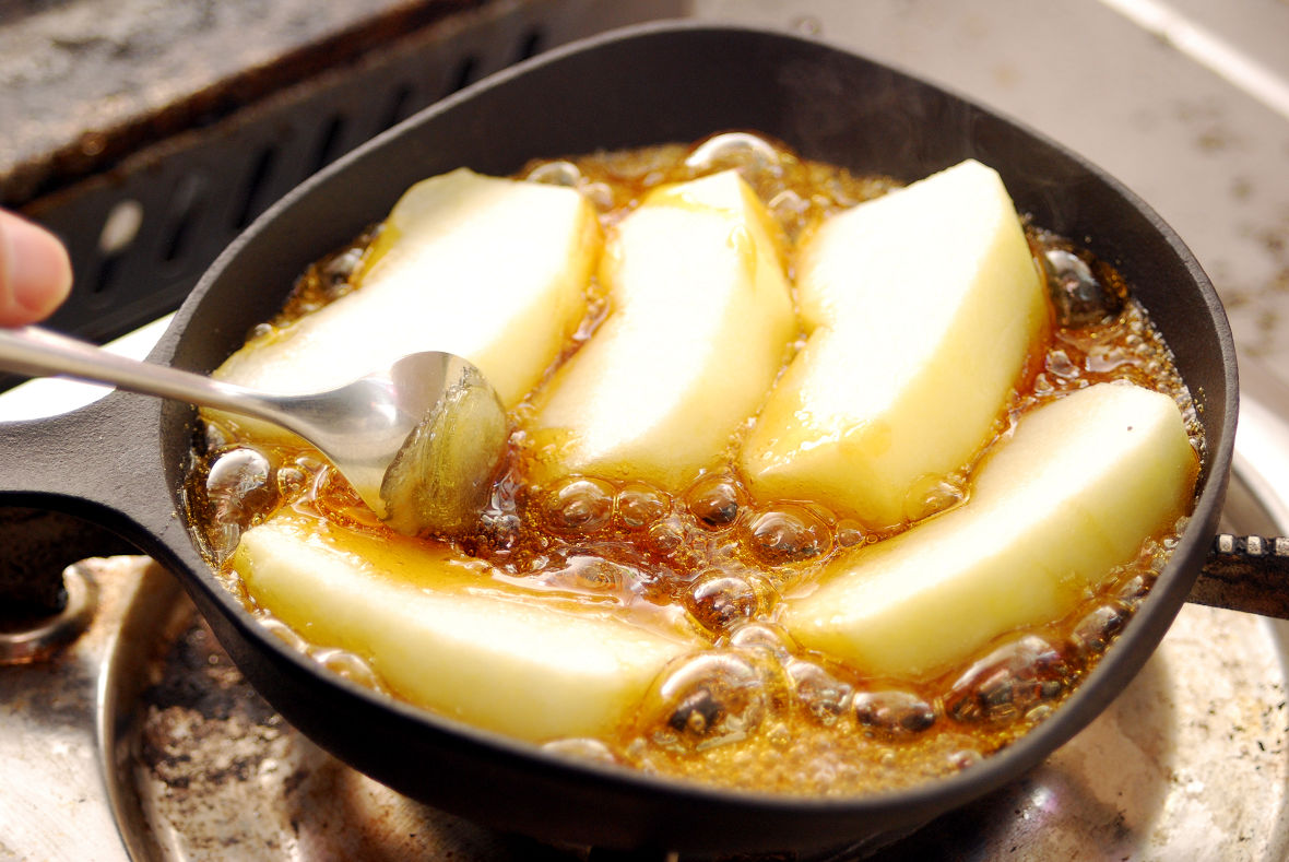 Heat the granulated sugar in the pan and add apples once the sugar dissolves.