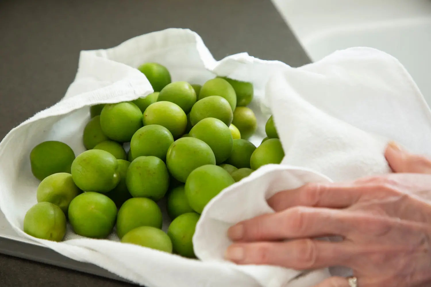 Drying plums with a towel