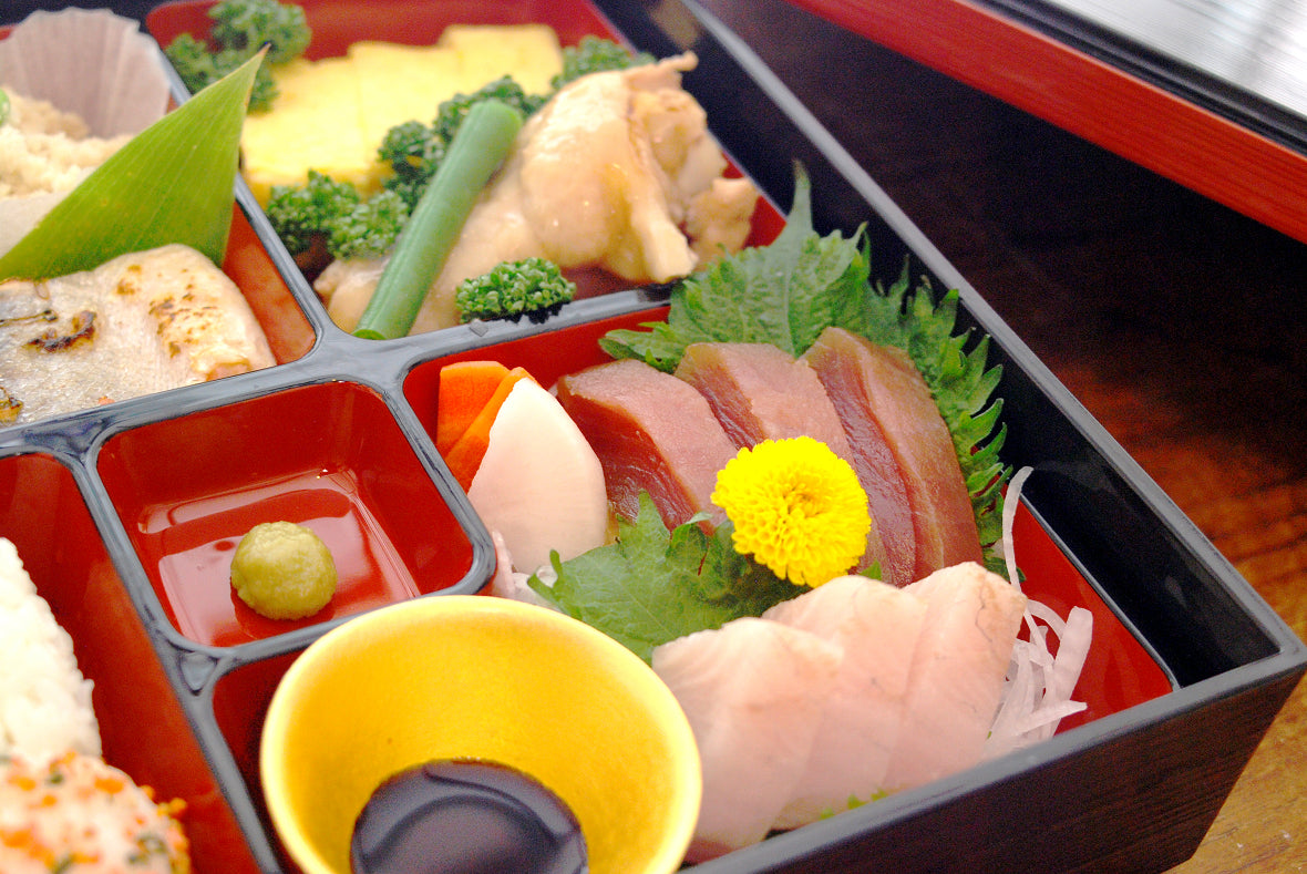 hokado Bento Box is a Japanese traditional bento style and it is sort of a reproduced version of Japanese Kaiseki Cuisine.
