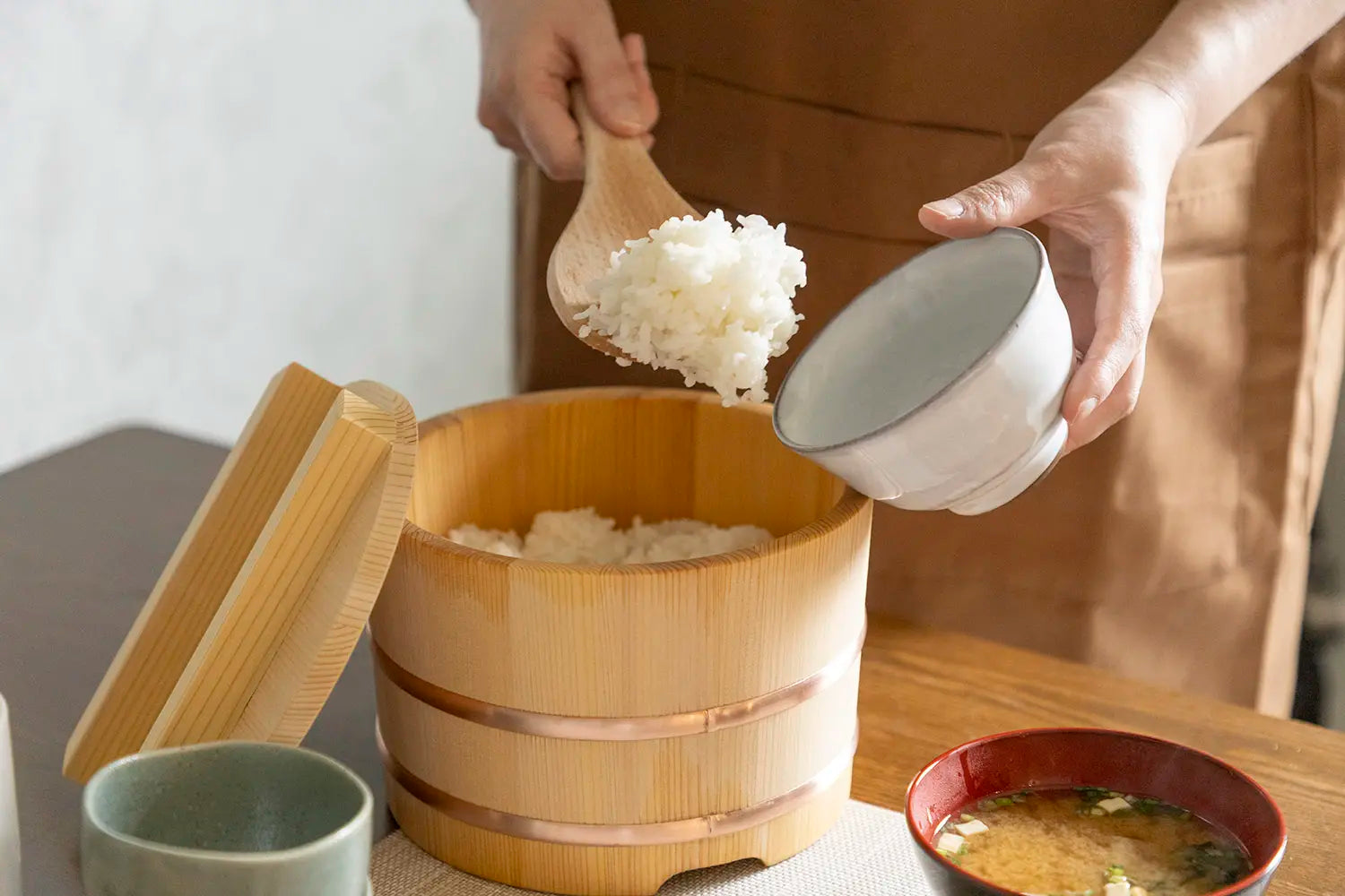 serving rice from an ohitsu