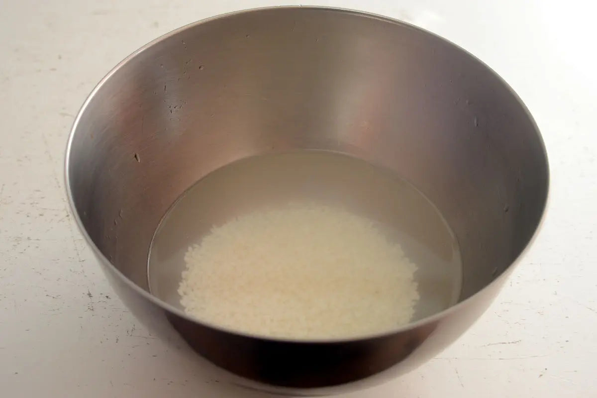 Soak the pre-washed mochi rice in water.