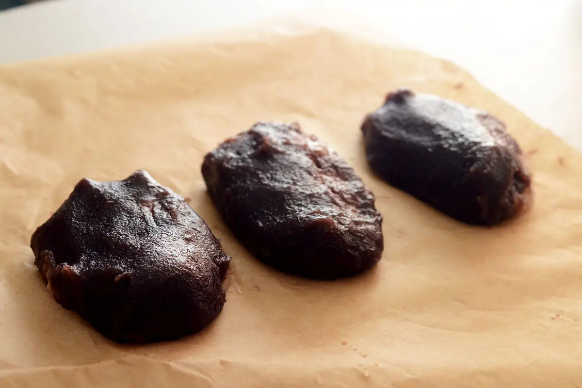 Pre-measure red bean paste to 20 to 30g portions.