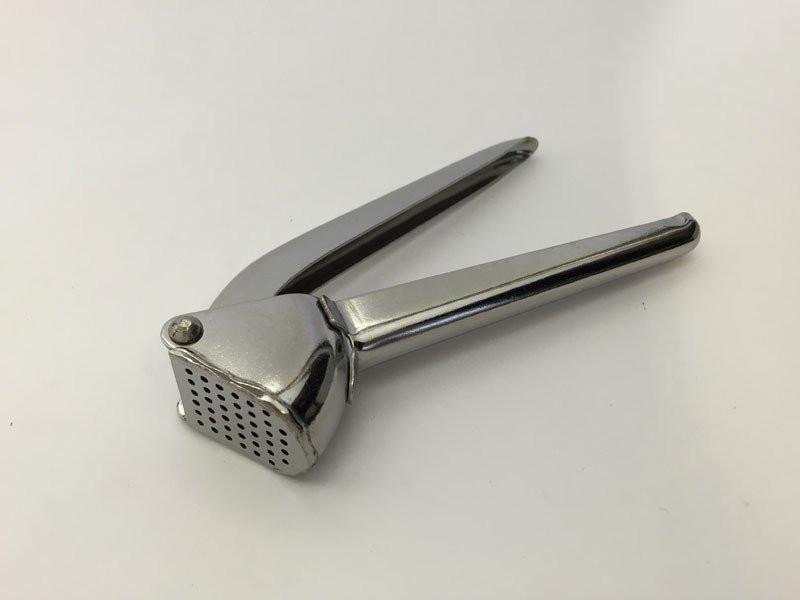 https://cdn.shopify.com/s/files/1/1610/3863/products/yamagi-18-0-stainless-steel-garlic-press-garlic-presses-22583011087_1600x.jpg?v=1563982025