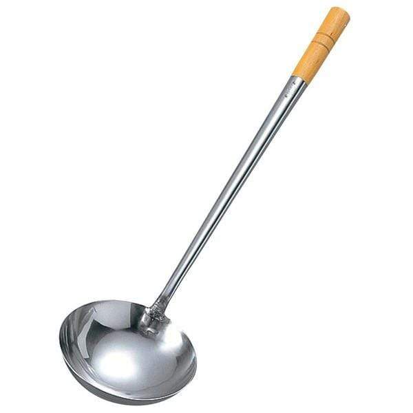 https://cdn.shopify.com/s/files/1/1610/3863/products/yamagi-stainless-steel-wok-ladle-hoak-with-wood-handle-wok-ladles-25962173391_1600x.jpg?v=1563981478