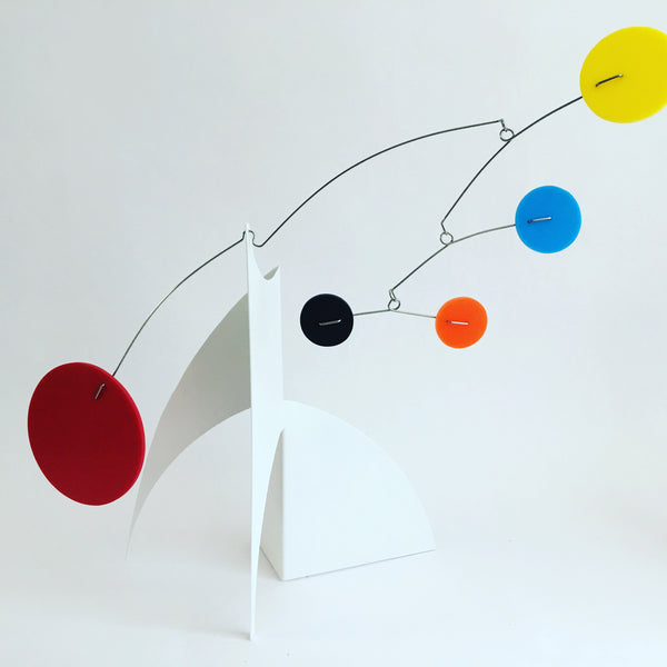 La imagen completa de The Moderne Desktop Mobile de AtomicMobiles.com para cliente en varios colores, inspirada en Alexander Calder