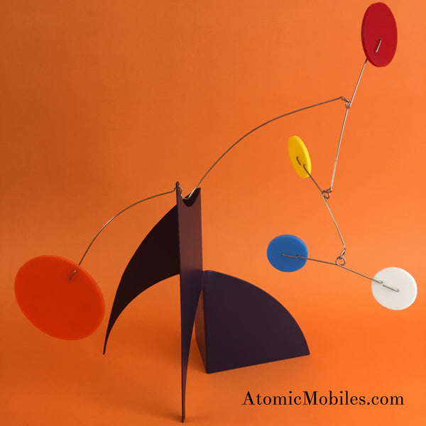 Moderne Stabile de AtomicMobiles.com - azul marino naranja rojo amarillo azul blanco - escultura cinética hecha a mano personalizada