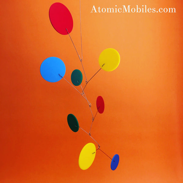 Mobile d’art suspendu exubérant coloré par AtomicMobiles.com - sculpture cinétique faite à la main sur mesure