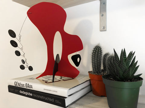 KinetiCats Escultura de arte moderno - Mono - en libros con plantas - arte cinético de AtomicMobiles.com