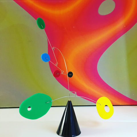 La escultura artística estable de escritorio Strobile de Atomic Mobiles