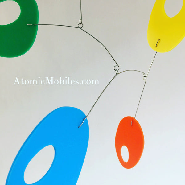 Mobile d’art suspendu rétro coloré par AtomicMobiles.com - sculpture cinétique faite à la main sur mesure