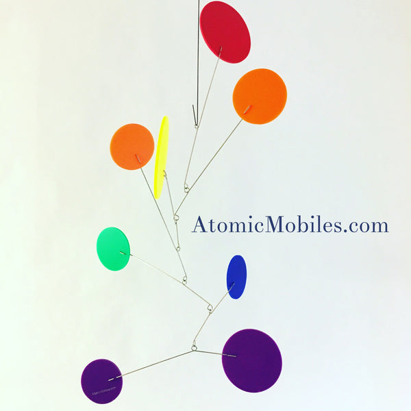 Rainbow Exuberant Hanging Art Mobile par AtomicMobiles.com - Sculpture cinétique faite à la main sur mesure LGBTQ