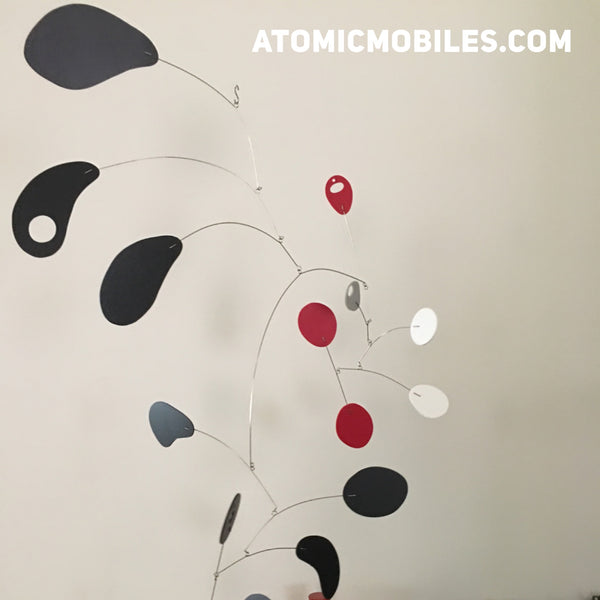 CoolCat en rojo, negro, blanco y gris, móvil de arte colgante moderno hecho a mano personalizado para cliente en WA, por AtomicMobiles.com