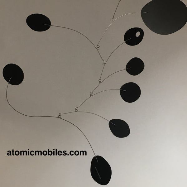 Móvil de arte colgante clásico negro de mediados de siglo moderno (MCM) de AtomicMobiles.com